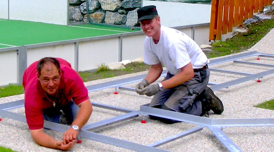 Die Downhill Minigolf Anlage im Alpendorf wurde auf einer Schiabfahrt errichtt.